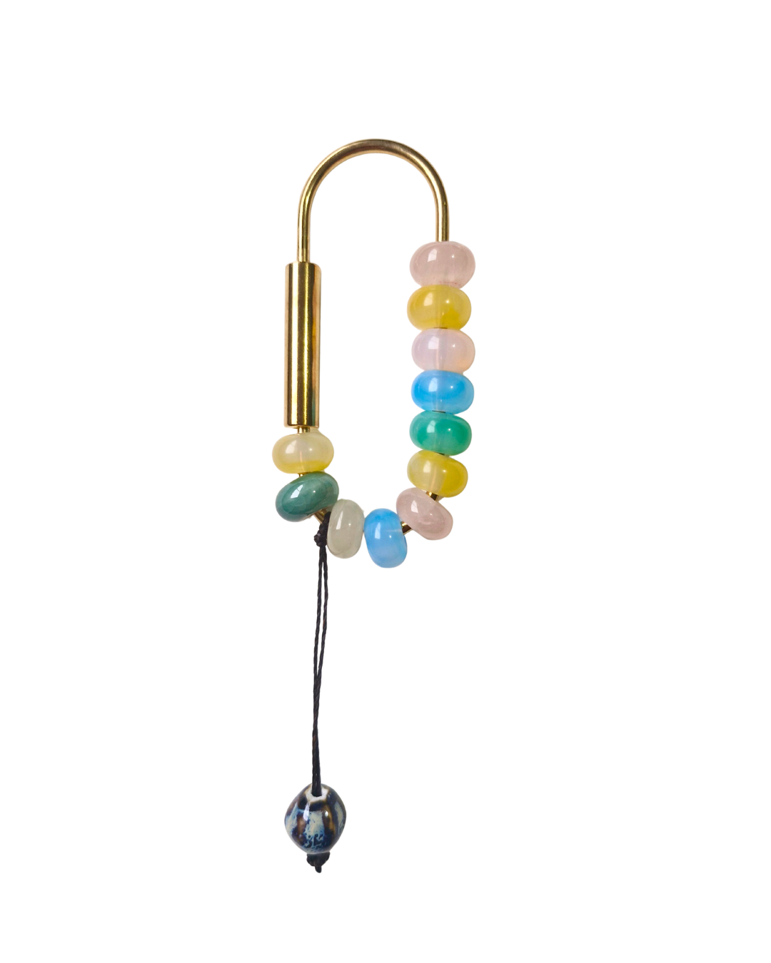 Detalle de cuentas de ópalo, jade y cuarzo en bag charm hecho a mano.