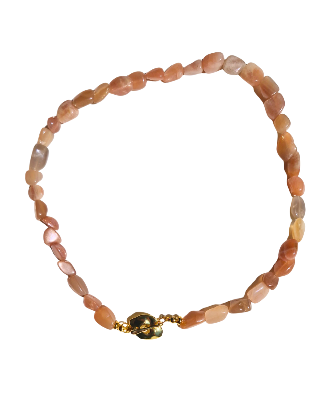 Detalle de cuentas de piedra sol con efecto aventurescencia en tonos beige rosado