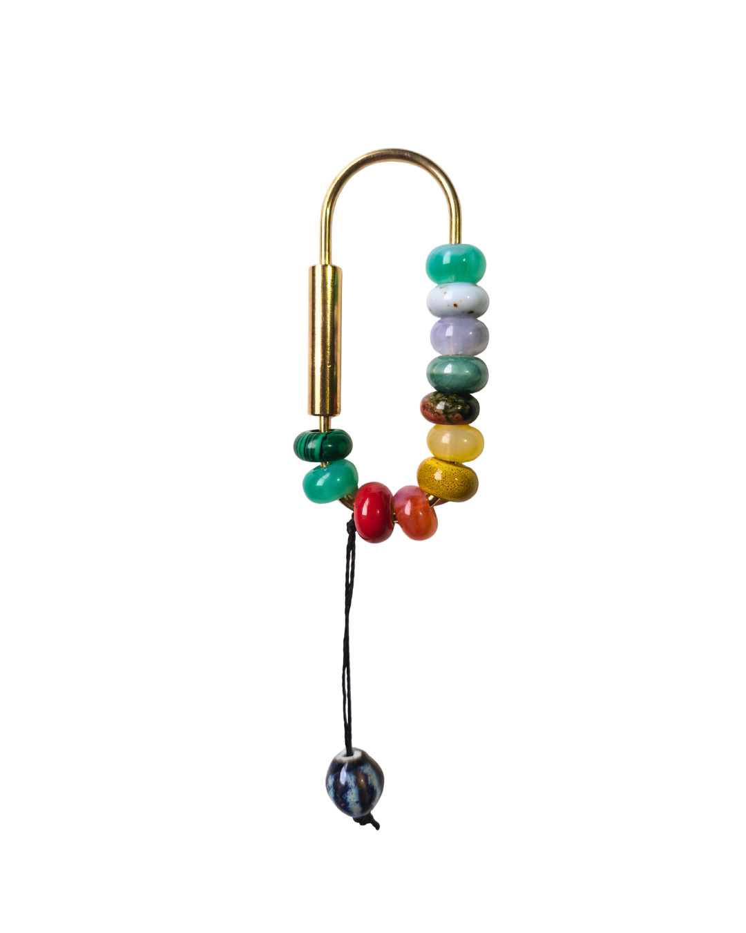 Detalle de cuentas de ópalo, jade y cuarzo en bag charm hecho a mano.