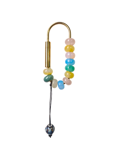 Detalle de cuentas de ópalo, jade y cuarzo en bag charm hecho a mano.