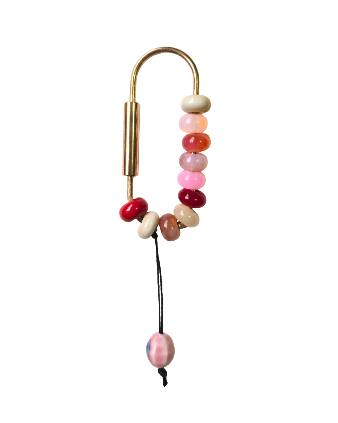 Detalle de cuentas de ópalo, jade y cuarzo en bag charm hecho a mano.