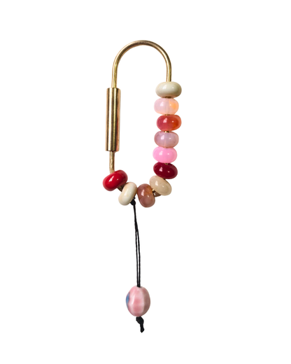 Detalle de cuentas de ópalo, jade y cuarzo en bag charm hecho a mano.