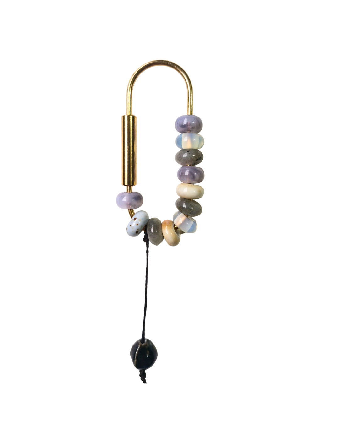 Detalle de cuentas de ópalo, jade y cuarzo en bag charm hecho a mano