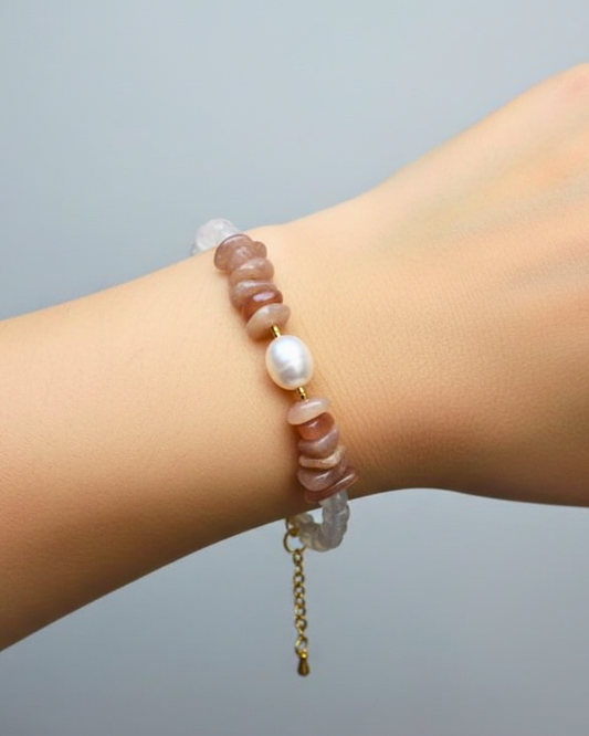 Pulsera Amanecer Perlado con perla de agua dulce, piedra solar y ágata blanca con oro 24k