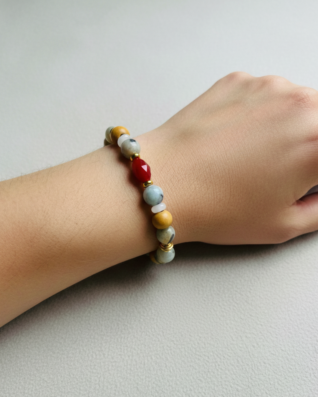 Pulsera La Esencia de la Tierra de amazonita, cuentas de madera y oro 18k - PIERRE & CHAÎNE