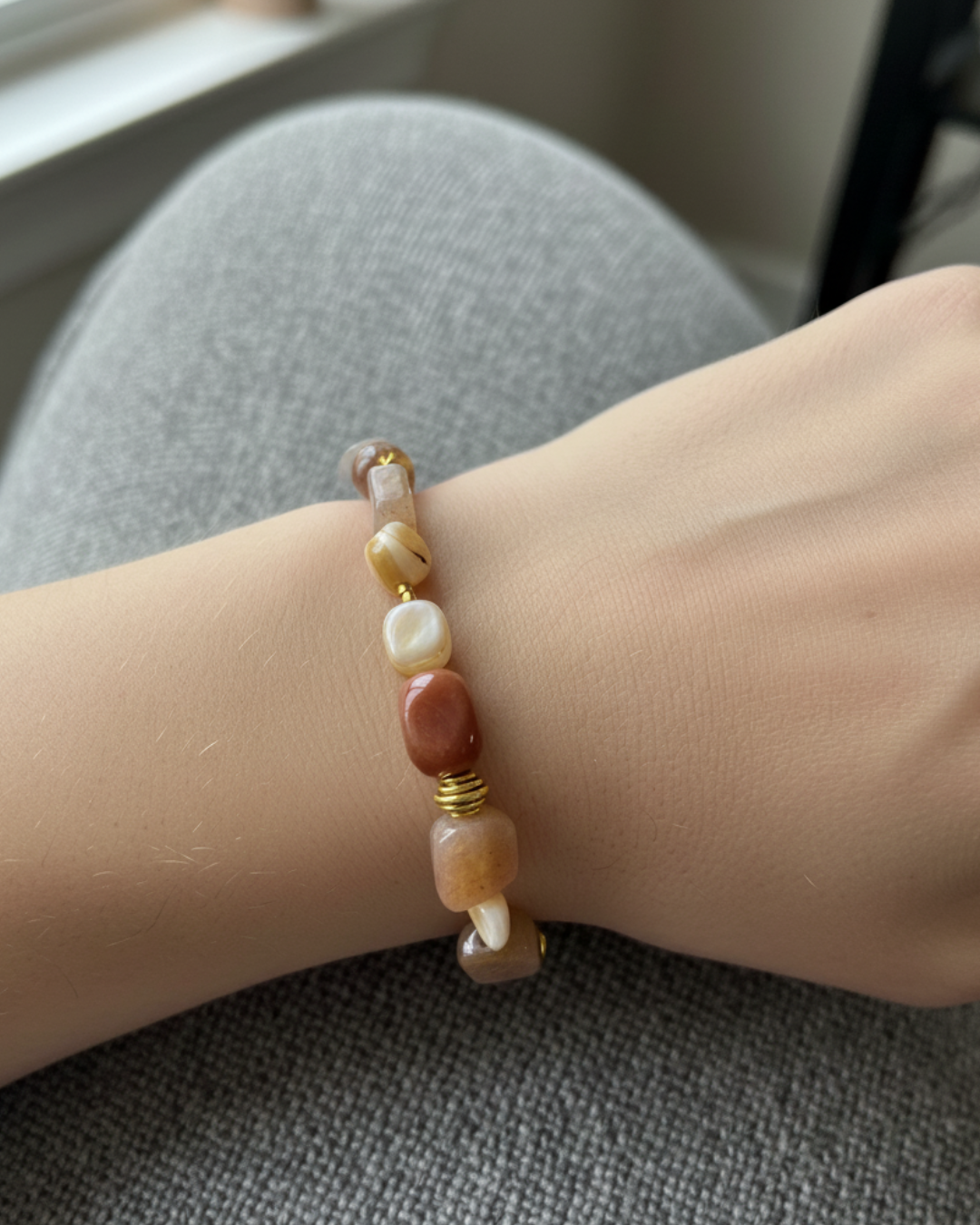 Pulsera Reflejos del Amanecer de ágata persa roja, concha natural y piedra solar con oro 24k - PIERRE & CHAÎNE