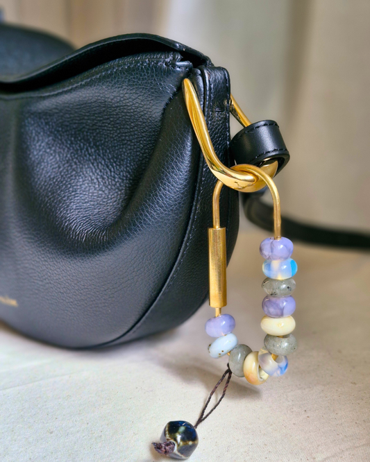 Bag charm artesanal con piedras naturales ópalo, jade y cuarzo colgando de bolso