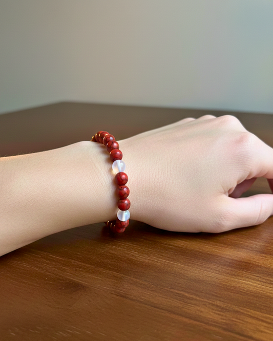Pulsera de piedra natural howlita roja y ágata blanca.