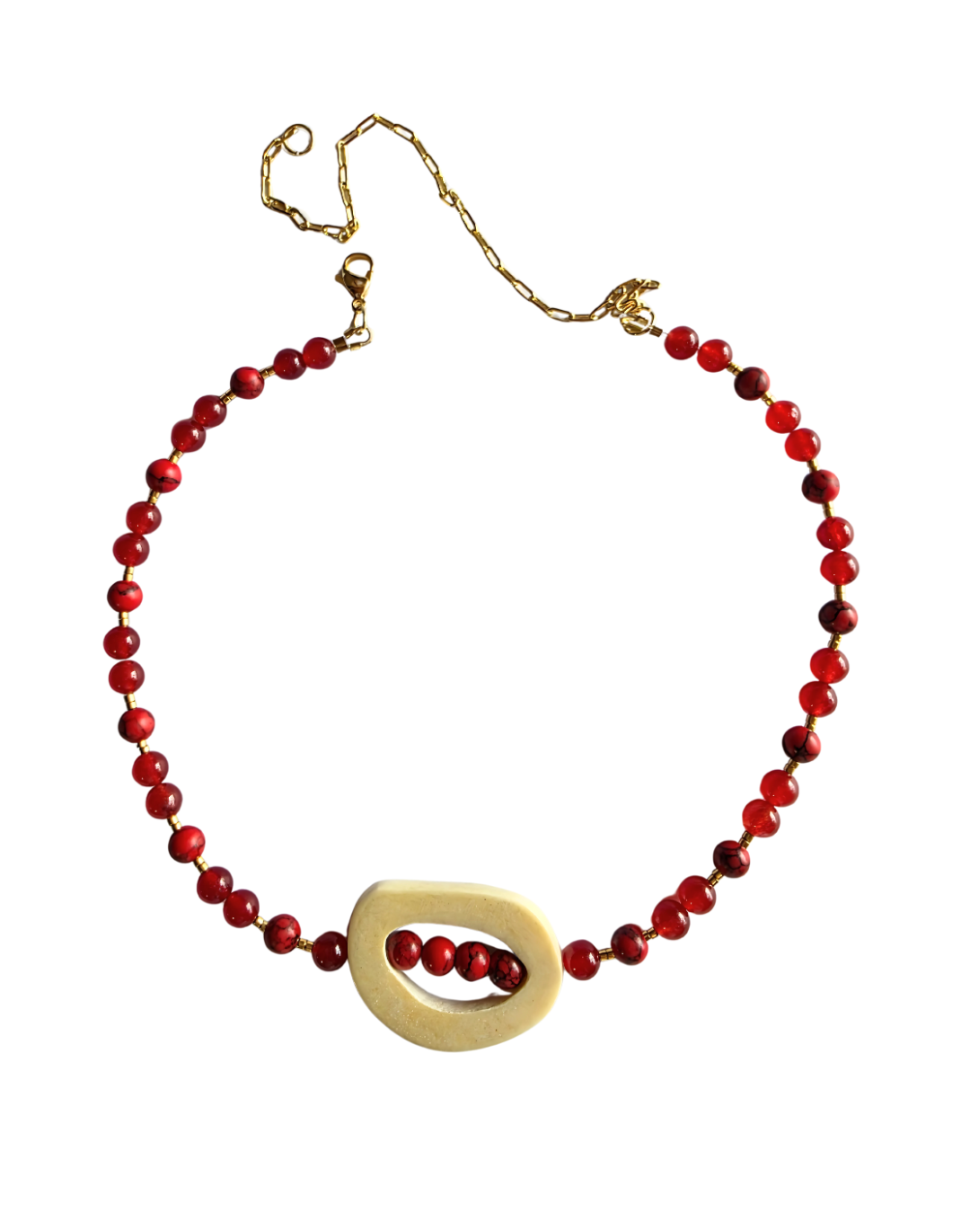 Detalle del collar Rouge Éternal mostrando la combinación de cornalina, howlita roja y cuentas de madera.