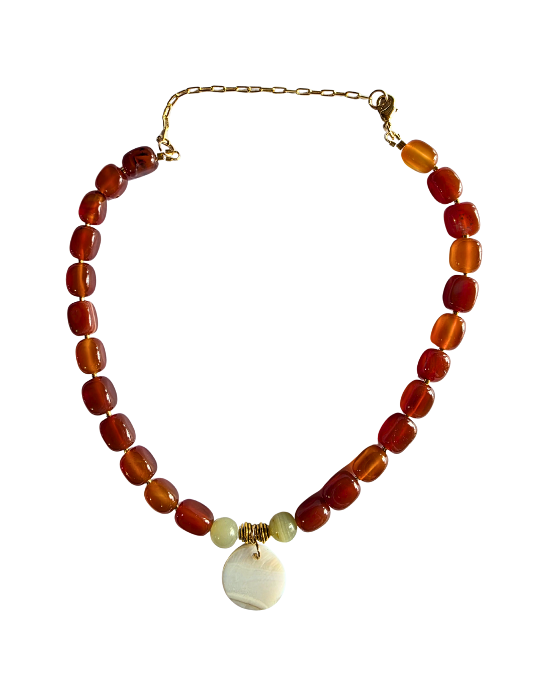Detalle del collar Perle de Feu mostrando la combinación de ágata roja y jade.