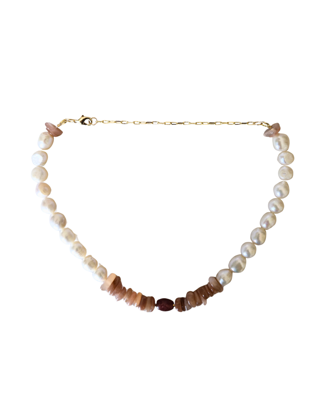 Detalle de perla natural de agua dulce y piedra solar del Collar Amanecer Perlado.
