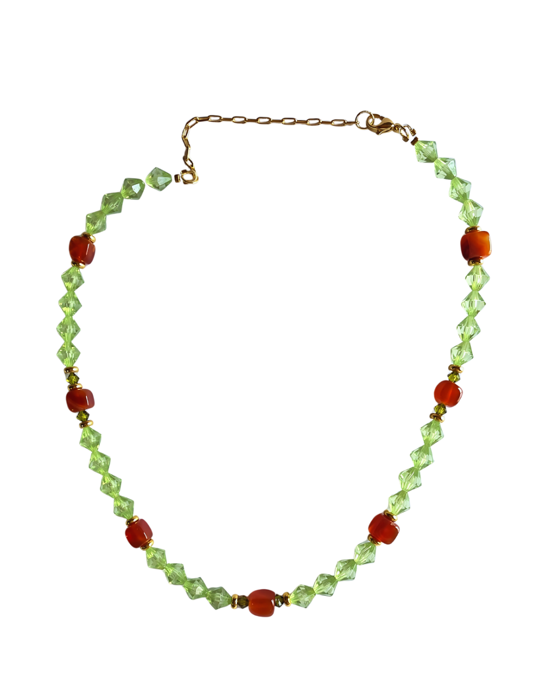 Detalle del collar Vert Impérial mostrando la combinación de vidrio verde, ágata roja y cristal austriaco.