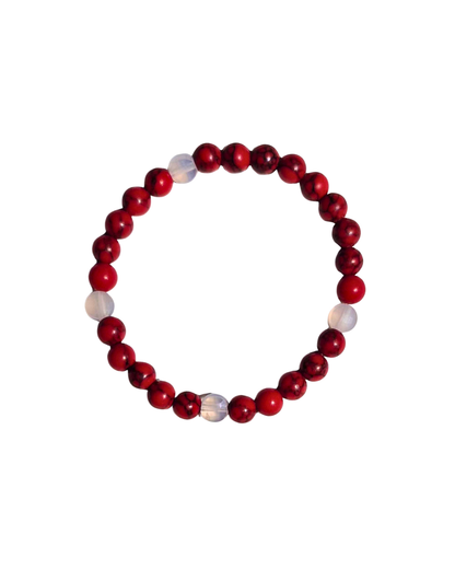 Detalle de pulsera de piedra natural de howlita roja y ágata blanca.