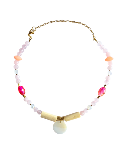 Detalle del collar Rose Poudré mostrando la combinación de cuarzo rosado, ágata y dije de nácar.