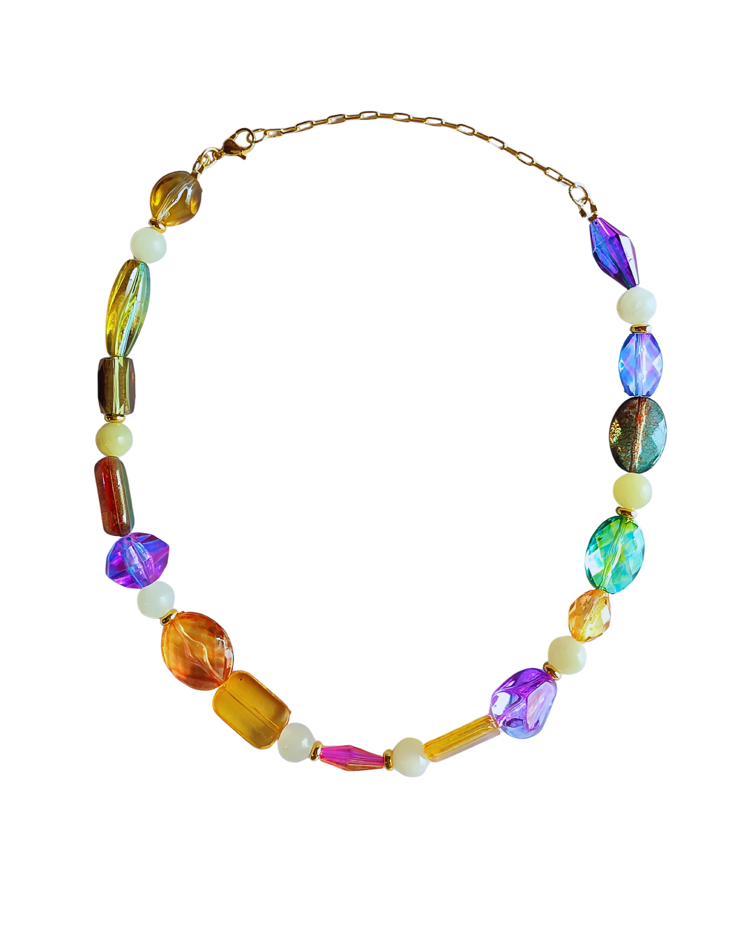 Detalle del collar Grande Fête mostrando la combinación de acrílicos de colores y jade natural.