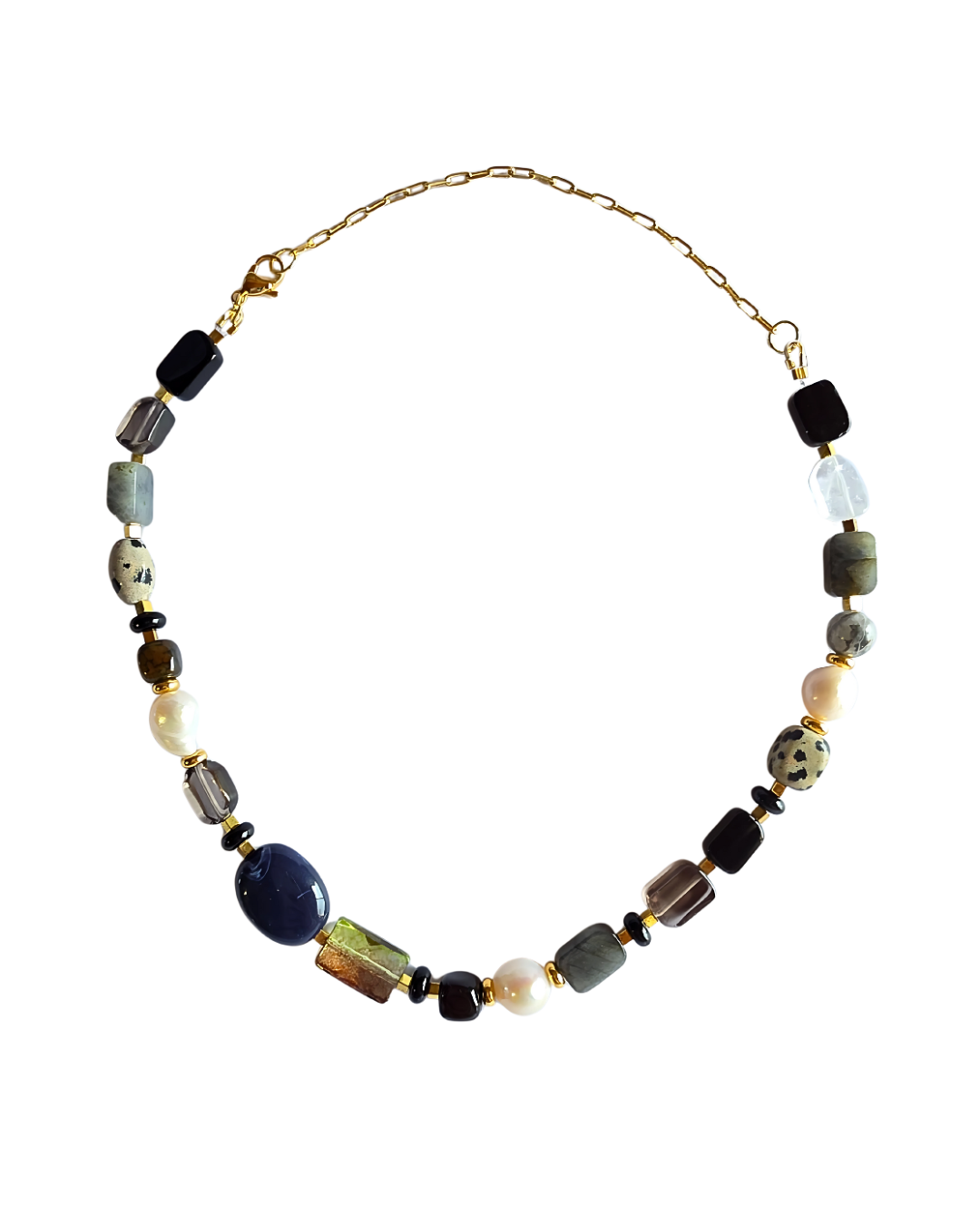 Detalle del collar Lumière et Ombre mostrando el contraste de piedras naturales y perla.