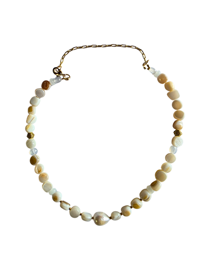 Detalle del collar Clarté Marine mostrando la combinación de piedras de concha naturales y perla.