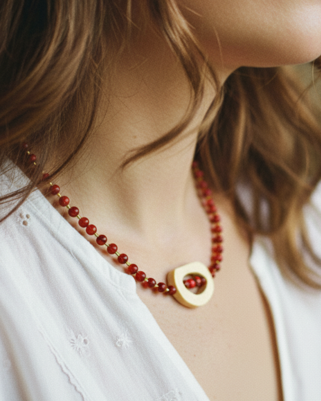 Collar Rouge Éternal con cornalina roja y howlita roja con cuentas Miyuki chapadas en oro 24k.