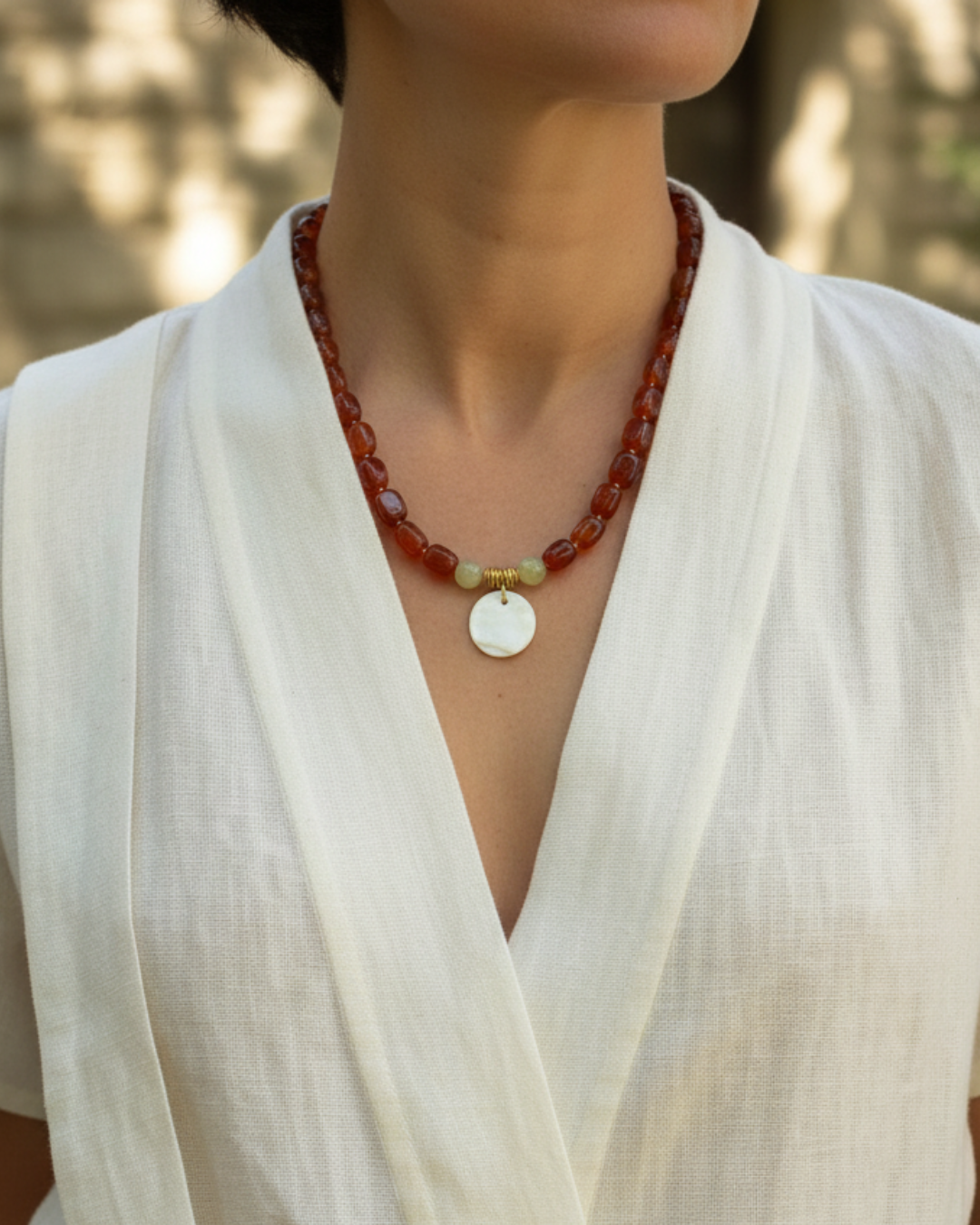 Collar Perle de Feu con ágata roja persa y jade con detalles en oro 18k.