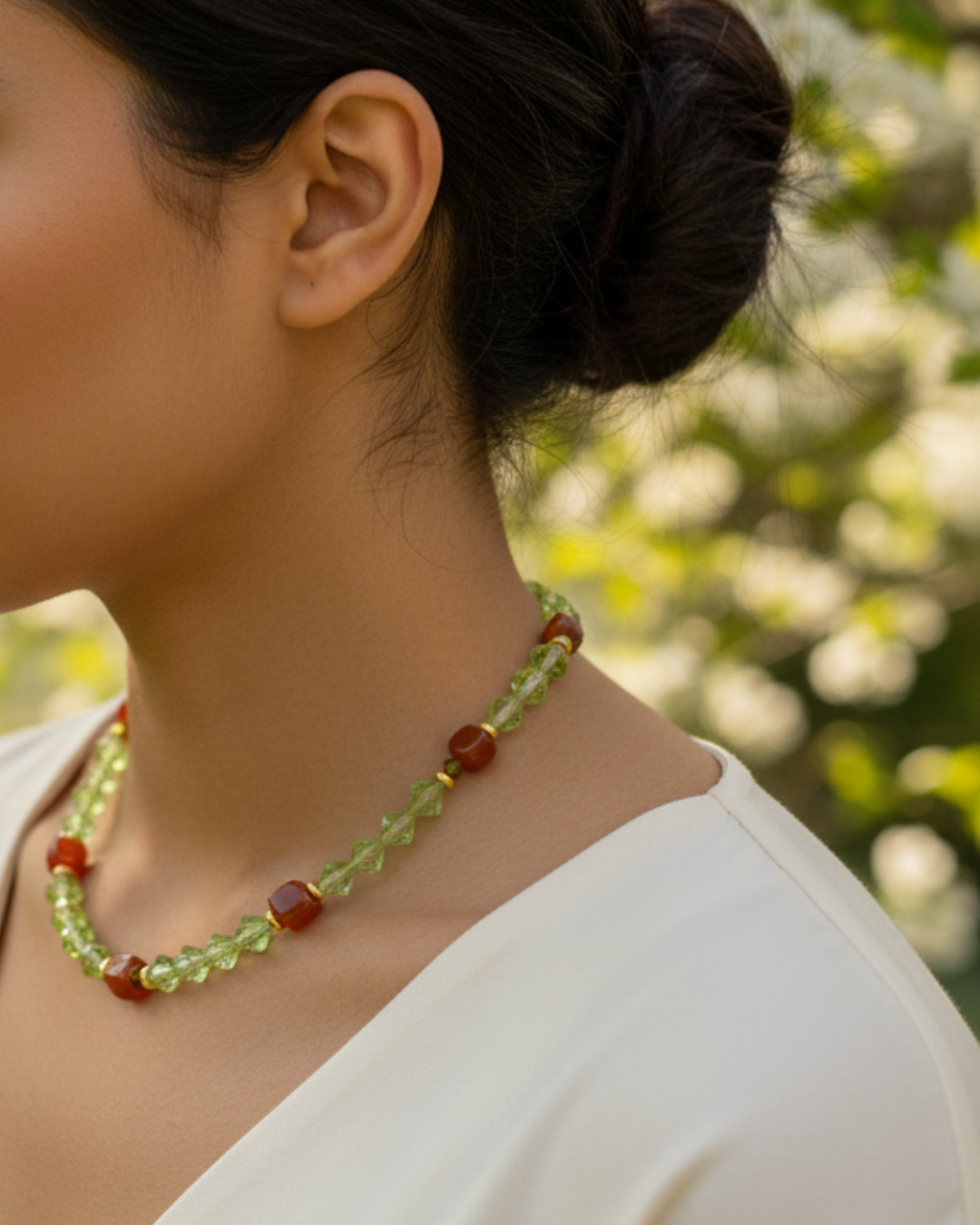 Collar Vert Impérial con vidrio verde diamante, ágata roja y cristal austriaco verde con detalles chapados en oro 18k.