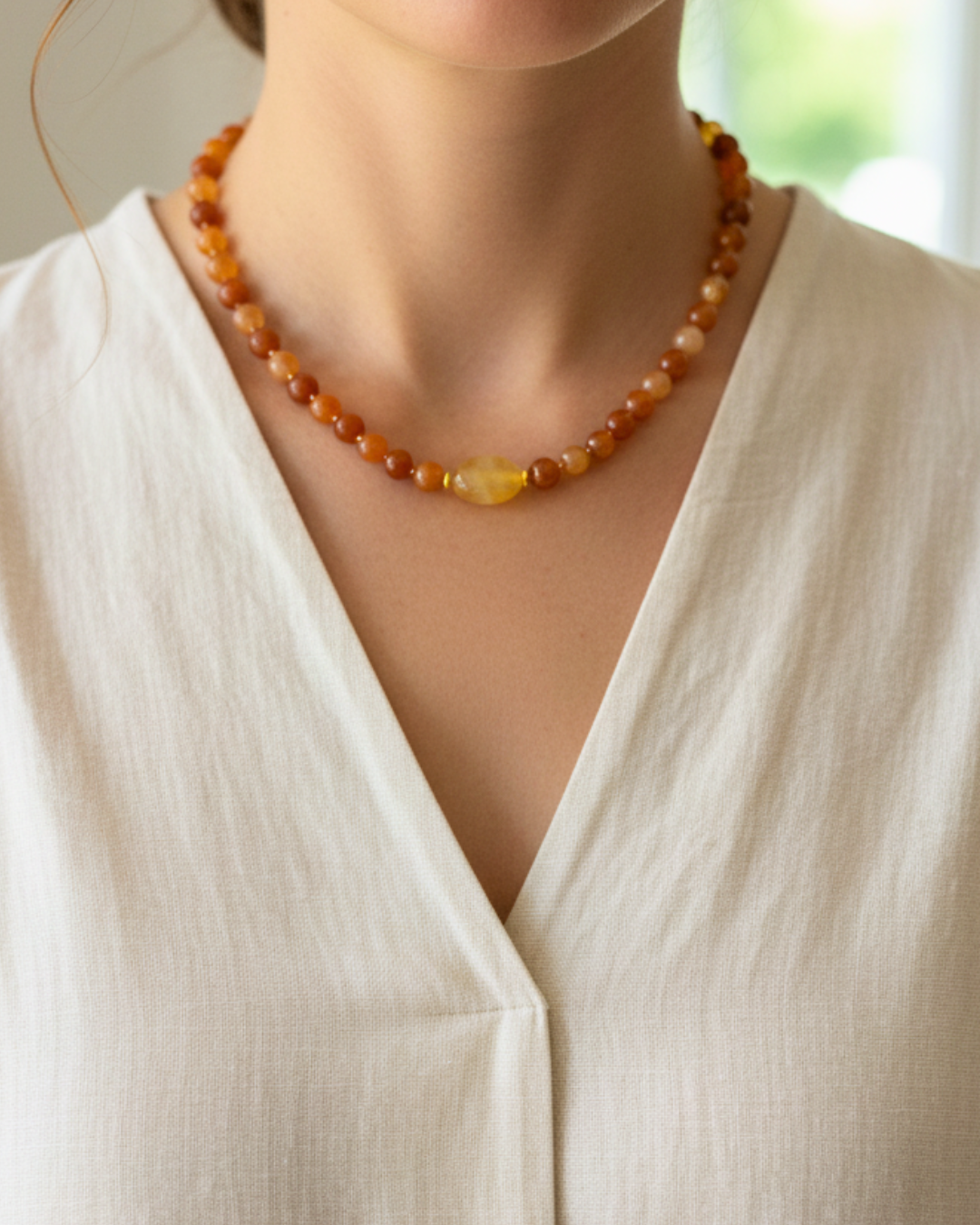 Collar Brillo Miel con jade color topacio, cuencas japonesas Miyuki chapadas en oro 24k y cuencas acrílicas amarillo mantequilla sobre cadena baño de oro champagne.