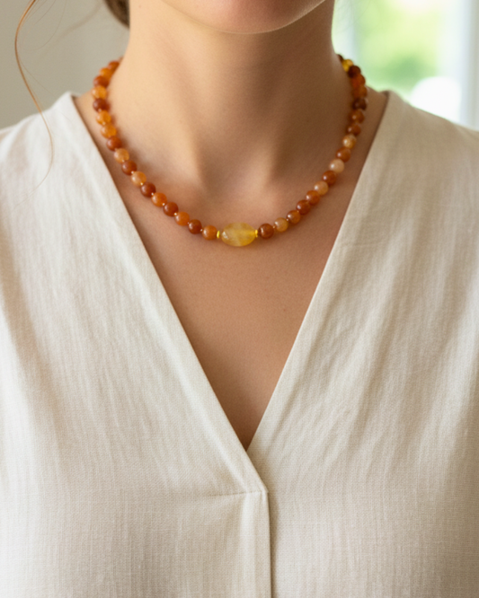 Collar Brillo Miel con jade color topacio, cuencas japonesas Miyuki chapadas en oro 24k y cuencas acrílicas amarillo mantequilla sobre cadena baño de oro champagne.