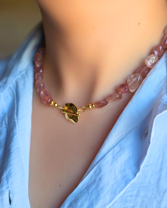 Collar de cuarzo fresa CERISE en tono rosa con detalles en oro 18k
