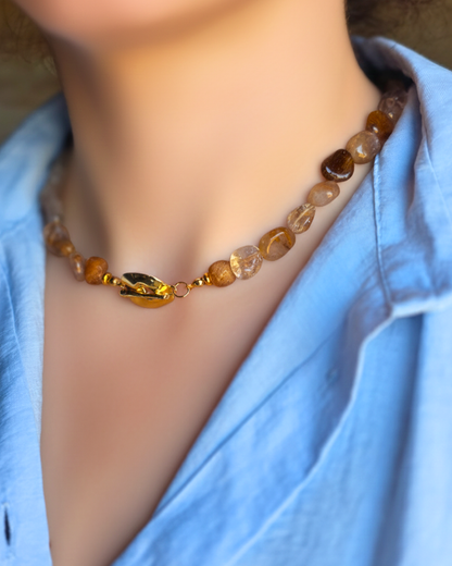 Collar de cuarzo rutilado AMBRÉ en tonos ámbar con detalles en oro 18k