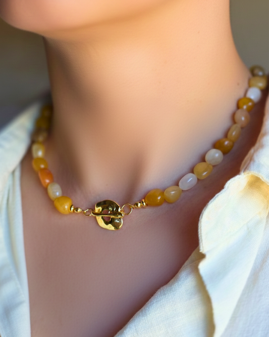 Mujer usando collar MIEL de jade amarillo en tonos ámbar dorado