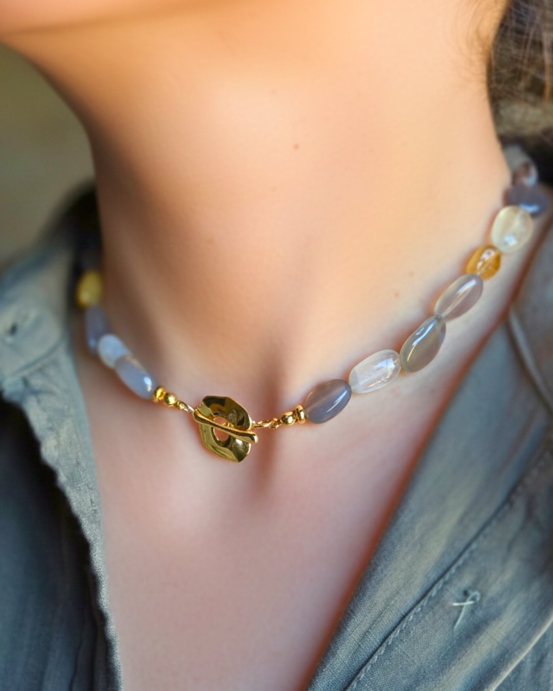 Collar de ágata gris azulado NUAGE con detalles en oro 18k