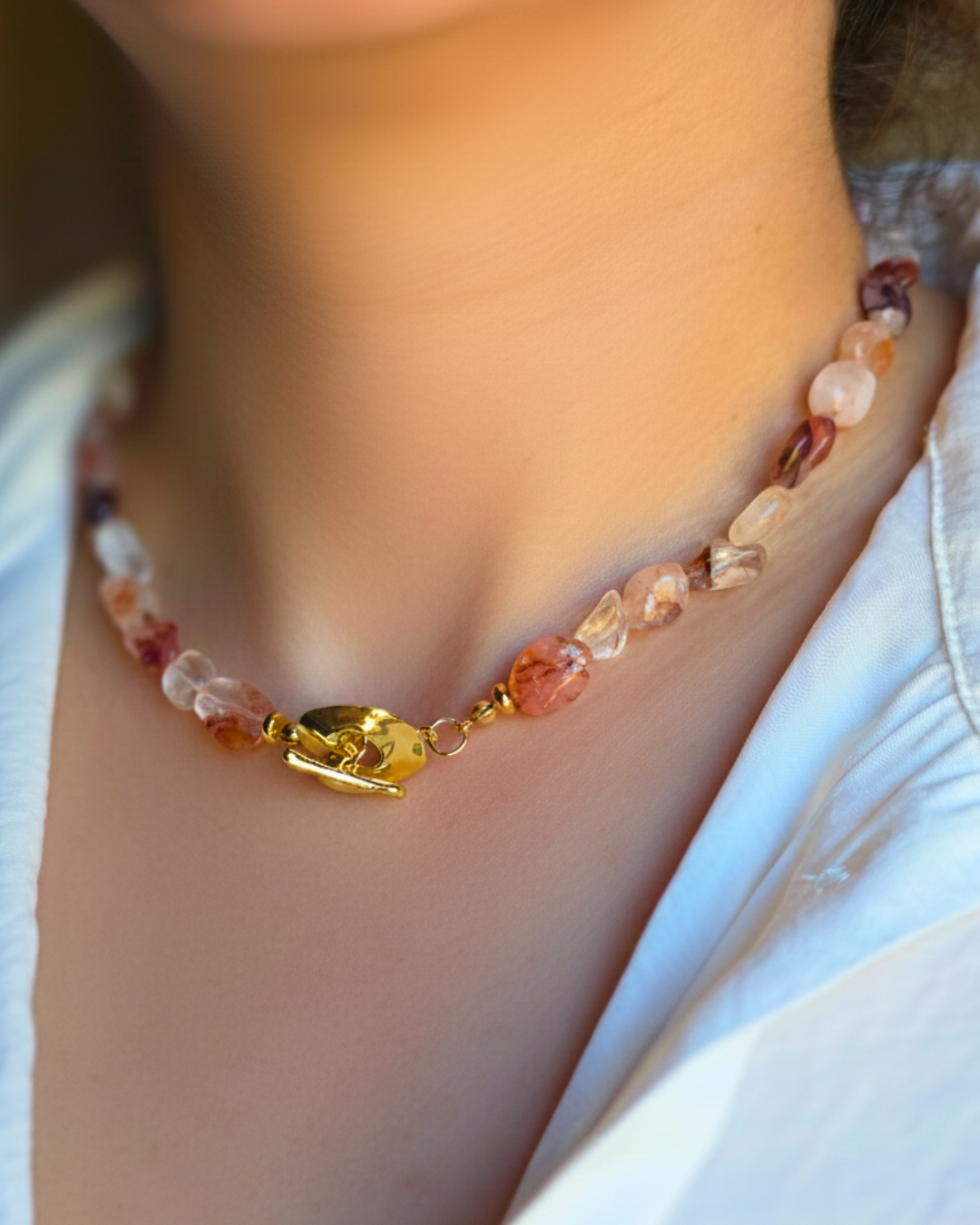 Collar de cuarzo hematoide rojo FLAMME con detalles en oro 18k