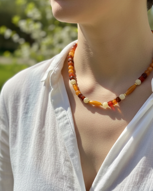 Collar Sables d'Orient con ágata en tonos tierra y jade natural pale gold con detalles chapados en oro 18k.