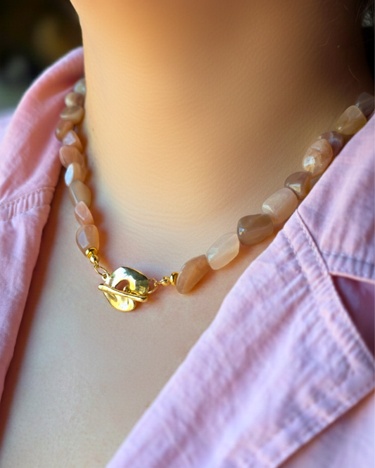 Collar de piedra sol ROSÉE en tonos melocotón con detalles en oro 18k