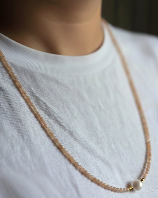 Collar puesto en modelo