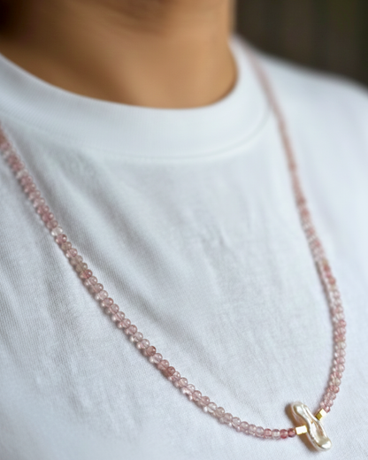 Collar puesto en modelo