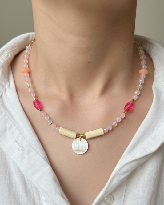 Collar Rose Poudré con cuarzo rosado, ágata blanca y nácar con cuentas Miyuki chapadas en oro 24k.