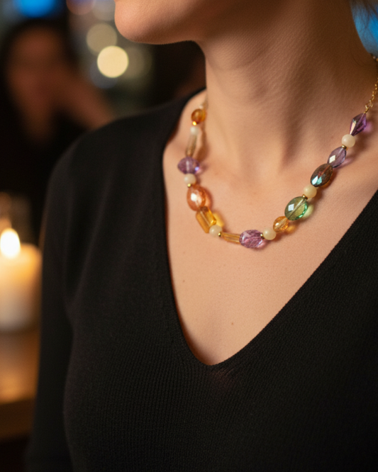 Collar Grande Fête con abalorios acrílicos transparentes y jade natural con detalles chapados en oro 18k.