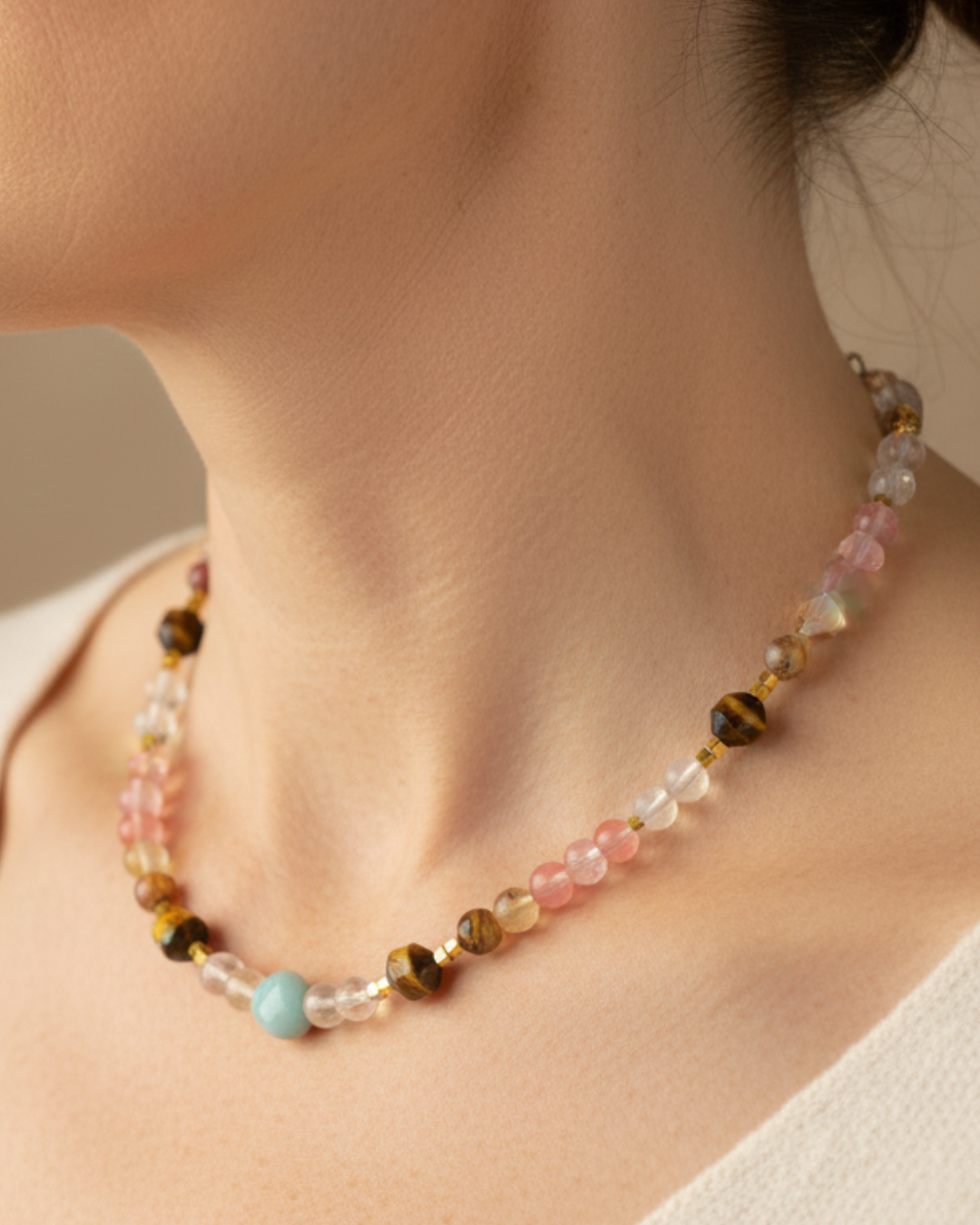 Collar Rosée du Matin con cuarzo turmalinado sandía, ojo de tigre y cristal de vidrio con hematité bañado en oro.