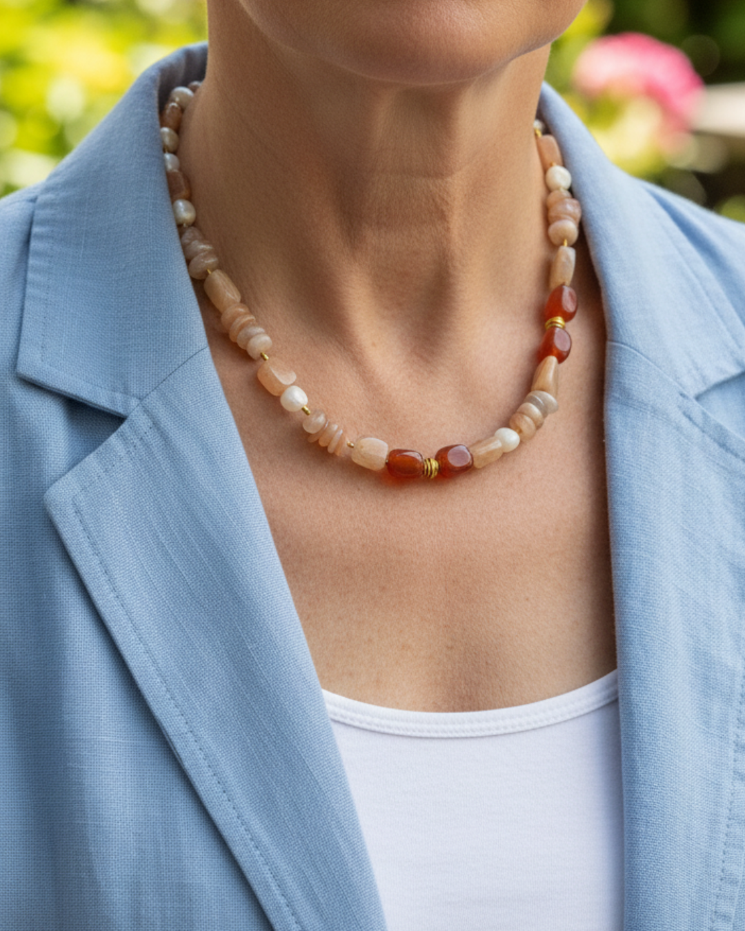 Collar Reflets d'Aube con ágata persa roja, concha natural y piedra solar con cuentas chapadas en oro 24k.