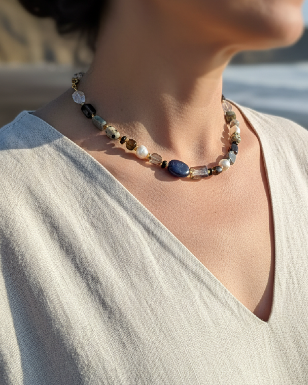 Collar Lumière et Ombre con piedras naturales y perla con detalles en baño de oro 18k.