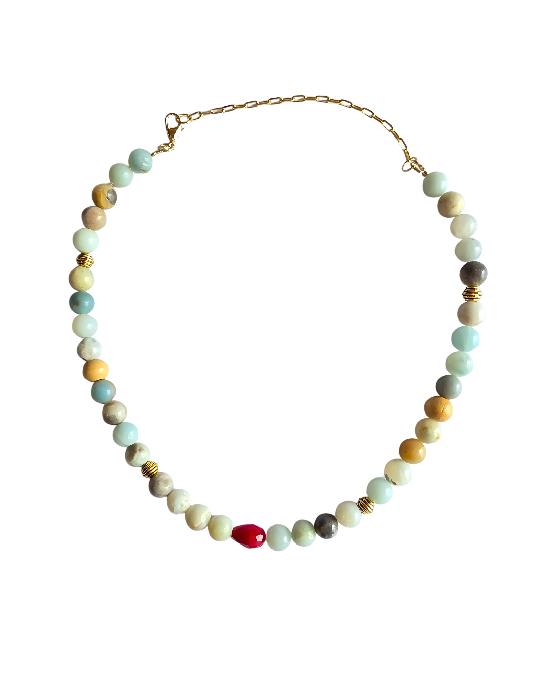Detalle del collar L'Essence de la Terre mostrando la combinación de amazonita, jade y cuentas de madera.