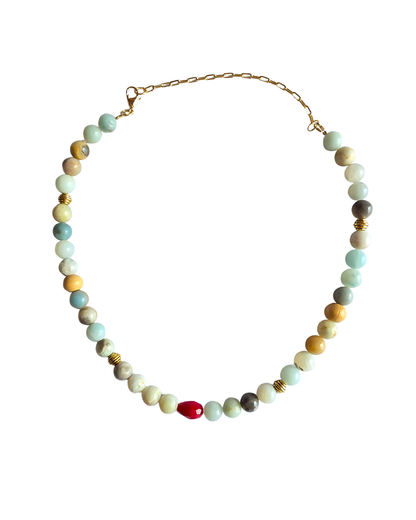 Detalle del collar L'Essence de la Terre mostrando la combinación de amazonita, jade y cuentas de madera.