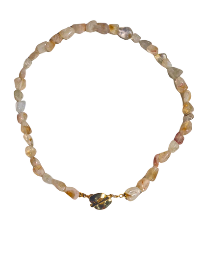 Detalle de cuentas de citrino translúcido en tonos amarillo pálido cristalino