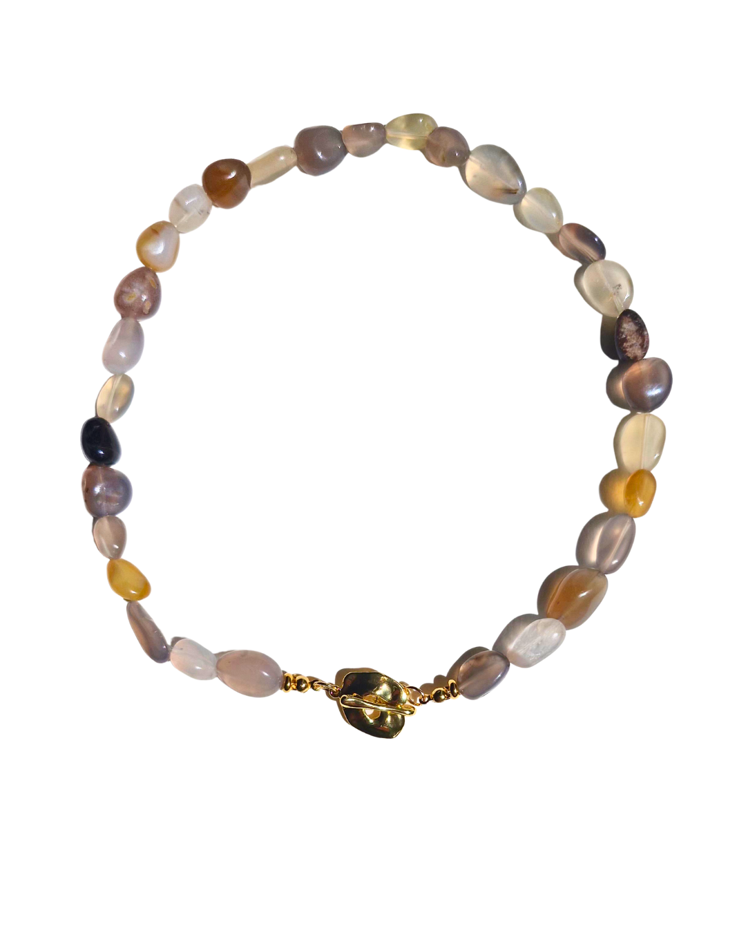 Detalle de cuentas de ágata con bandas naturales en tonos gris y blanco