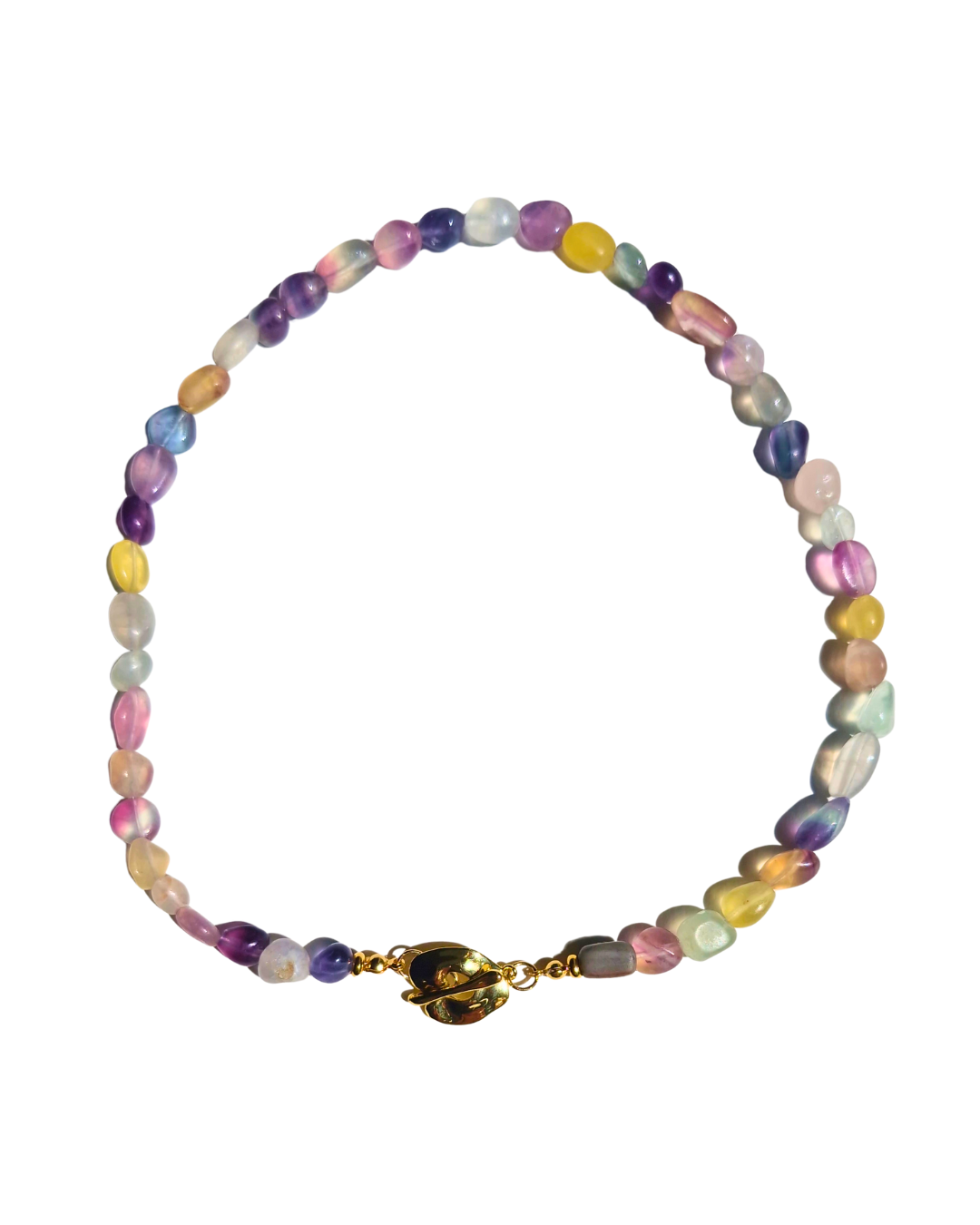 Detalle de cuentas de fluorita natural con tonos morado, azul, verde y amarillo