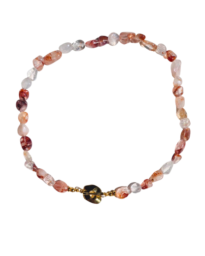 Detalle de cuentas de cuarzo hematoide con inclusiones de hematita en tonos rojo y naranja