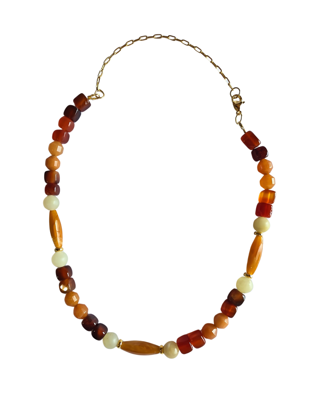 Detalle del collar Sables d'Orient mostrando la combinación de ágata facetada y jade en tonos tierra.