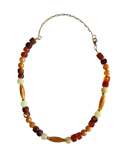 Detalle del collar Sables d'Orient mostrando la combinación de ágata facetada y jade en tonos tierra.