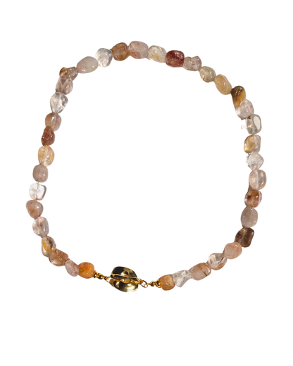 Detalle de cuentas de cuarzo rutilado ámbar con hebras naturales de rutilo cobrizo