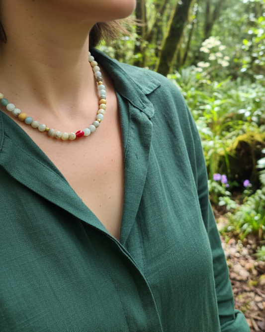 Collar L'Essence de la Terre con amazonita celeste, jade natural pale gold y cristal rojo con detalles en oro.
